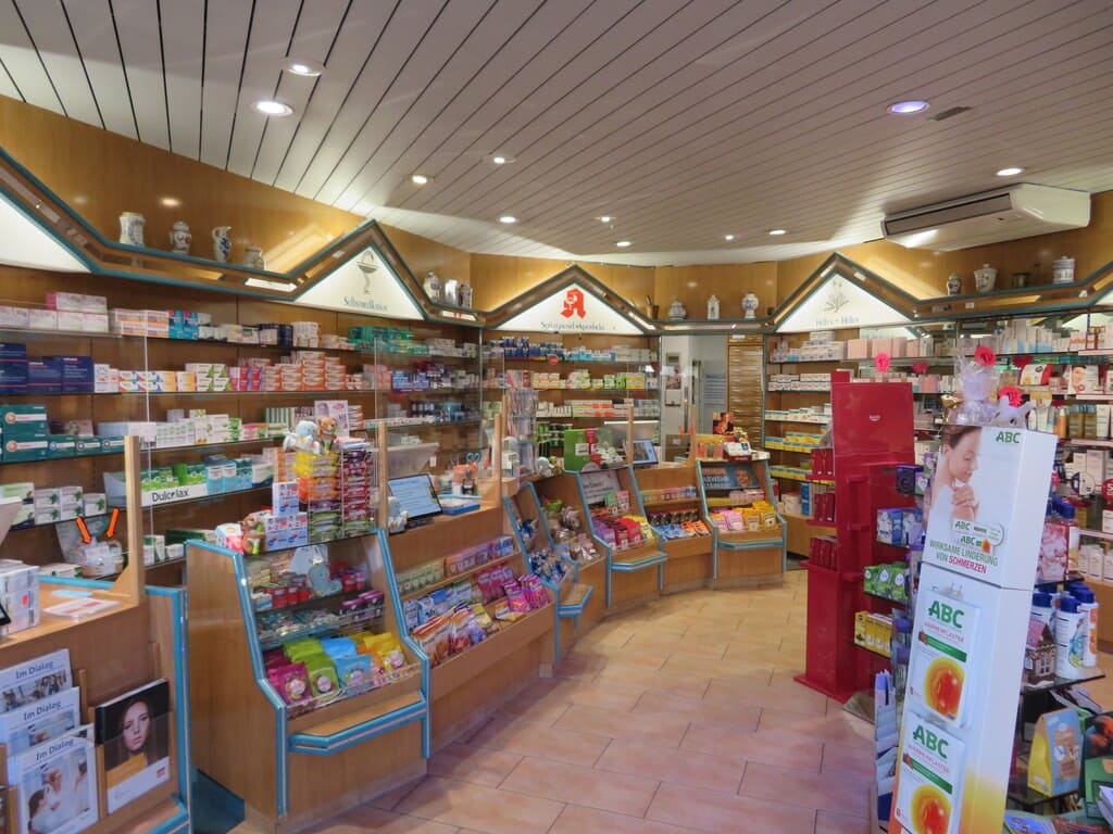 Apothekerin Gabriele Tengler und ihr Team vor der Spitzgrund-Apotheke
